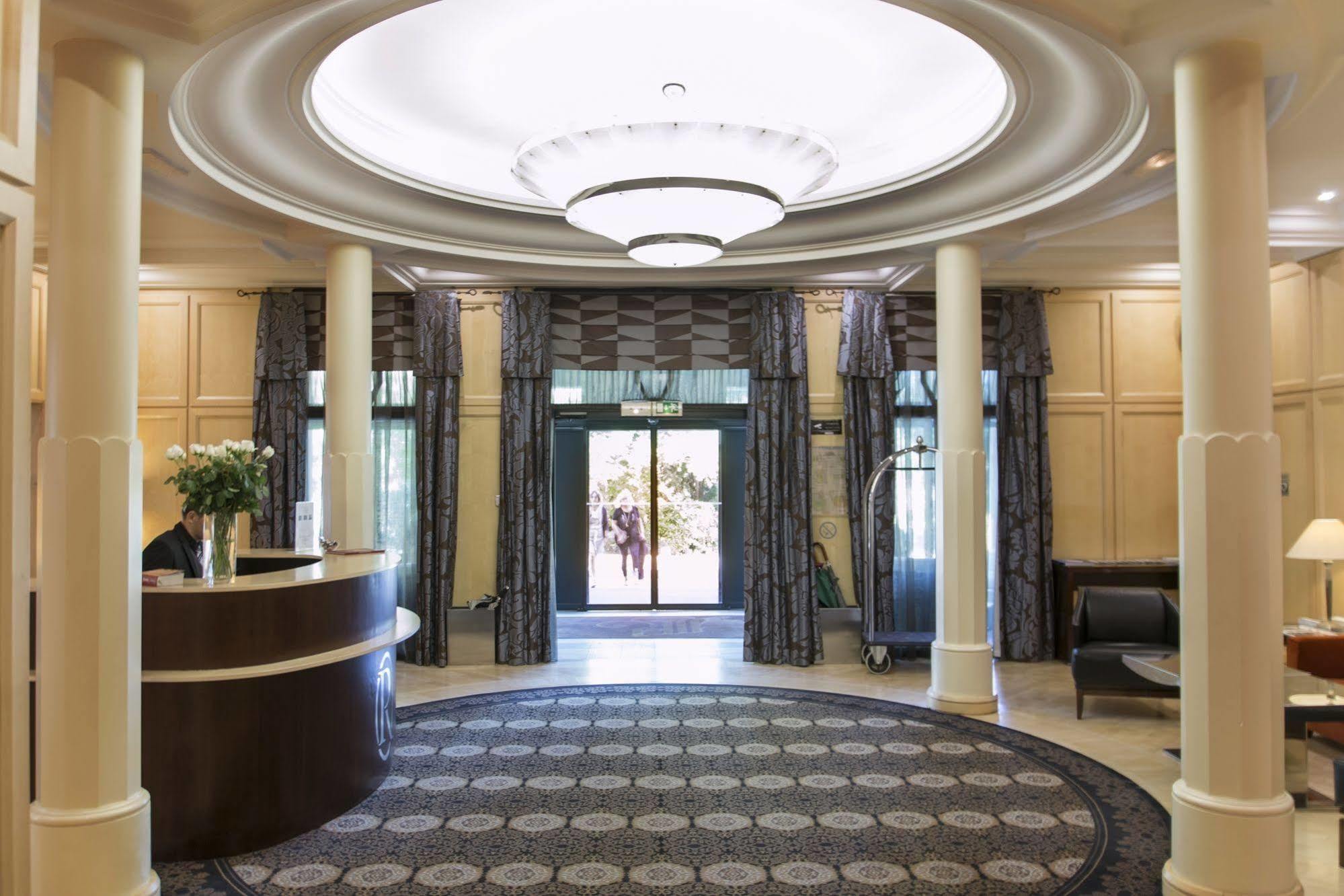 Hotel & Spa Le Pavillon Charbonnières-les-Bains Екстериор снимка